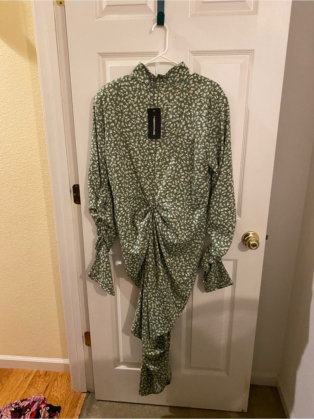 PrettyLittleThing Green Floral Long-Sleeve Button-Front Shirt with Twist Detail